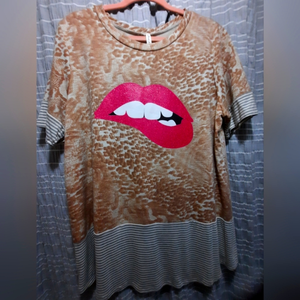 Womens short sleeve top